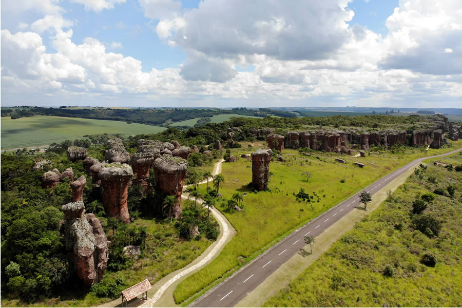 Formações rochosas dos Arenitos, do Parque Vila Velha, são os principais atrativos turísticos da região.