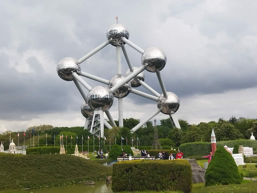 A grande estrutura Atomium vista do Mini Europe