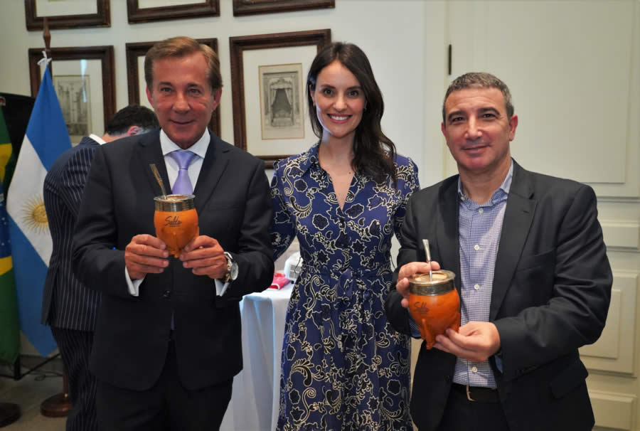 Da esquerda para a direita: Luis María Kreckler (Cônsul Geral da República Argentina), Manuela Arancibia (Presidente do INPROTUR Salta) e Fábian Lombardo (Diretor Comercial da Aerolíneas Argentinas)