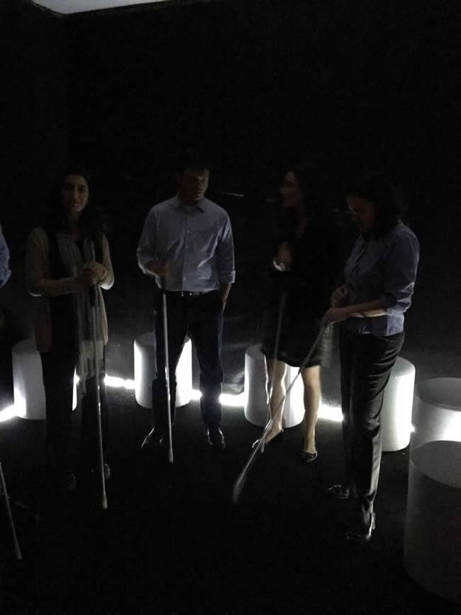 Grupo em visita a expo Dialogo no Escuro_Foto Luiz Calina