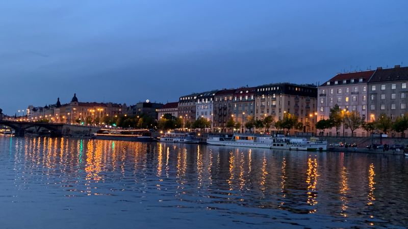 Vista panorâmica noturna de Praga
