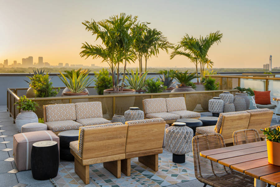 O Sal Y Mar Rooftop, no Aloft & Element Hotel, em Tampa, oferece pratos da culinária latina. Foto: Divulgação