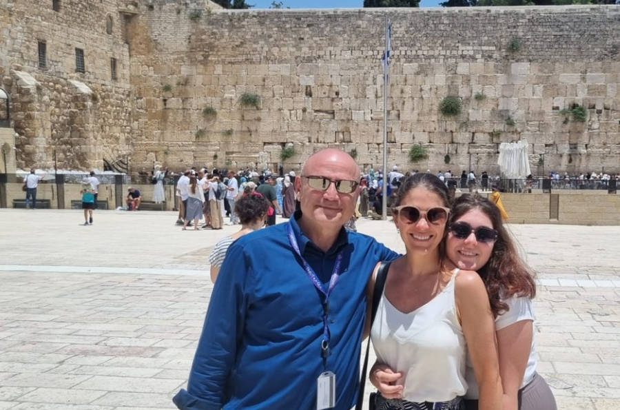 Enio, Tati e Sofia em frente ao Kotel, o lugar mais sagrado do judasmo na Cidade Velha de Jerusalm - Crdito: Divulgao/ Keli Tours