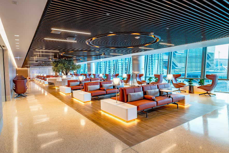 A Qatar Airways inaugurou os lounges Platinum, Gold e Silver em seu premiado hub, o Aeroporto Internacional de Hamad (HIA), convidando membros do Privilege Club e portadores de cartes da aliana oneworld a acessarem o lounge correspondente aos seus status de passageiros frequentes ao transitarem por Doha