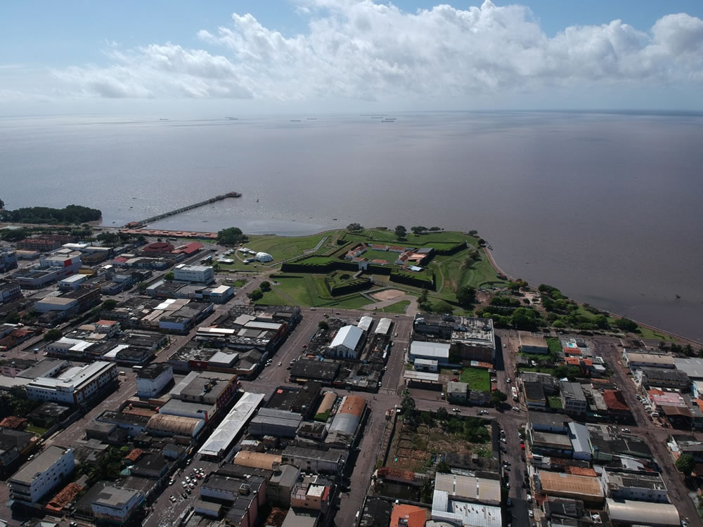 Foto aérea de Macapá com destaque para a Fortaleza São José e Rio Amazonas