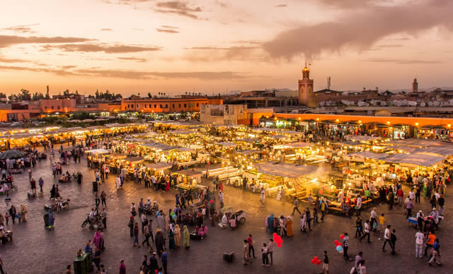 O mercado Jemaa El Fna, em Marrakesh, é ainda mais bonito ao acender das luzes
