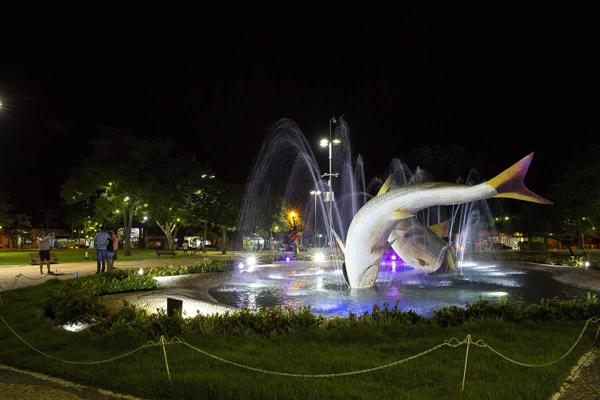 Monumento das Pitaputangas - Praça da Liberdade - Foto: Flavio Andre - vida noturna em bonito