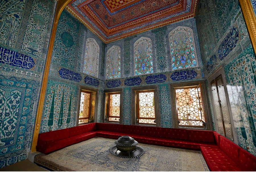Interior do palácio Topkapi com os azulejos feitos a mão
