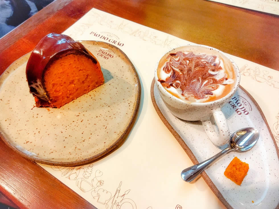 Pão do Grão - Bolo de cenoura e capuccino