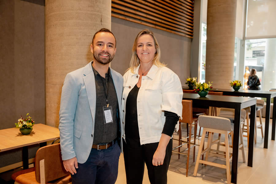 Felipe Gonçalves - gerente geral e Debora Garcia- Assessora de Imprensa da Rede Radisson