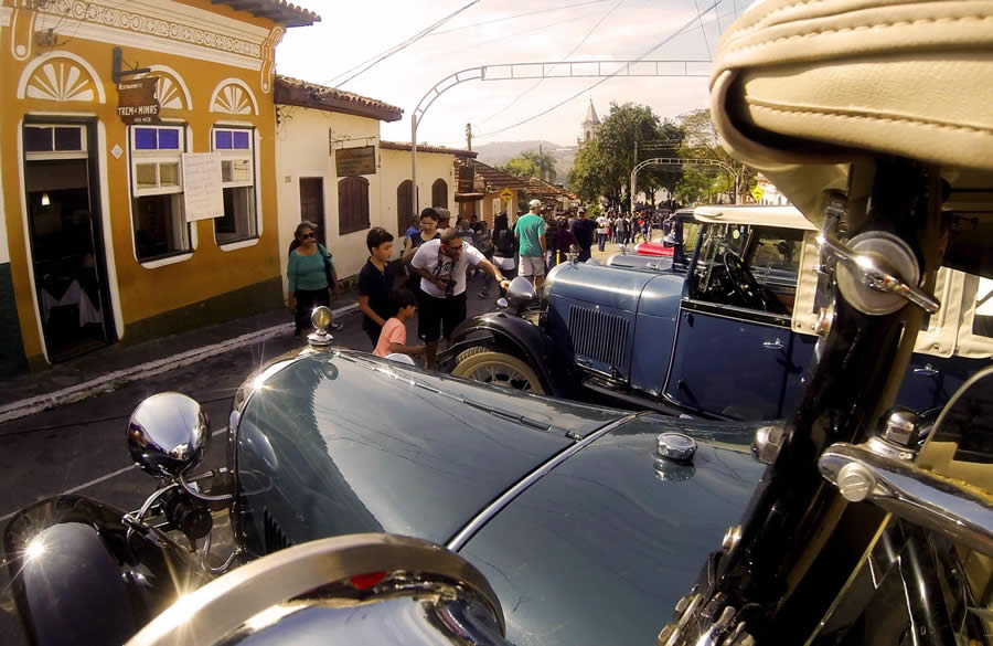 Os amantes de carros antigos j podem entrar na contagem regressiva, a Prefeitura de Santana de Parnaba realiza no dia 9 de julho, feriado da Revoluo Constitucionalista de 1932, o 20 Encontro de Antigomobilismo.