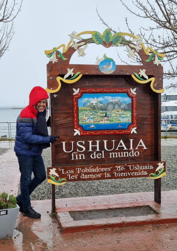 José Graco, fundador da Gracco Viagens posando para uma foto em Ushuaia na Argentina - Estações Caviahue e Ushuaia, da Argentina, recebem famtours com agências brasileiras