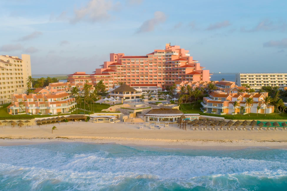 O Wyndham Grand Cancún All-Inclusive Resort & Villas está localizado em frente ao mar na Zona Hoteleira de Cancún e é o primeiro Wyndham Grand do México. 