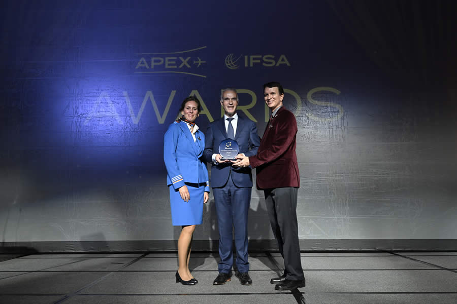 Representantes da KLM recebendo Premio APEX