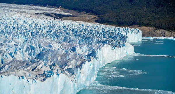 No ápice do inverno argentino, a cidade oferece diversos tipos de passeios e experiências, como visitas em geleiras, mirantes patagônicos e cachoeiras 