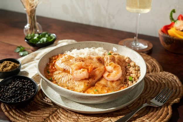 Moqueca de peixe branco com arroz de coco