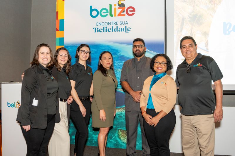 Ministro do Turismo de Belize, Anthony Mahler com sua equipe e representantes do destino